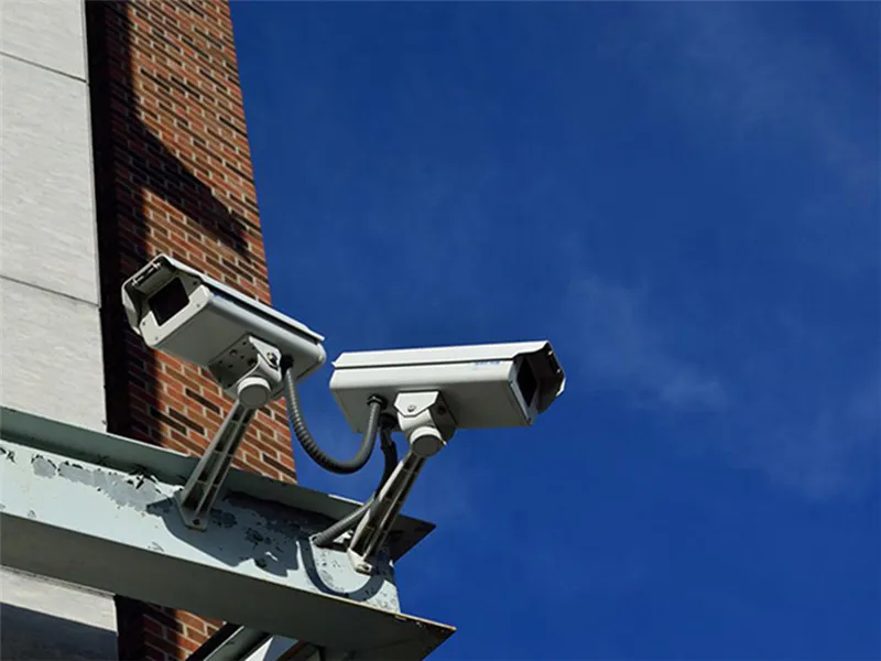 Paano nagbibigay ng power at network ang PoE injector sa mga camera